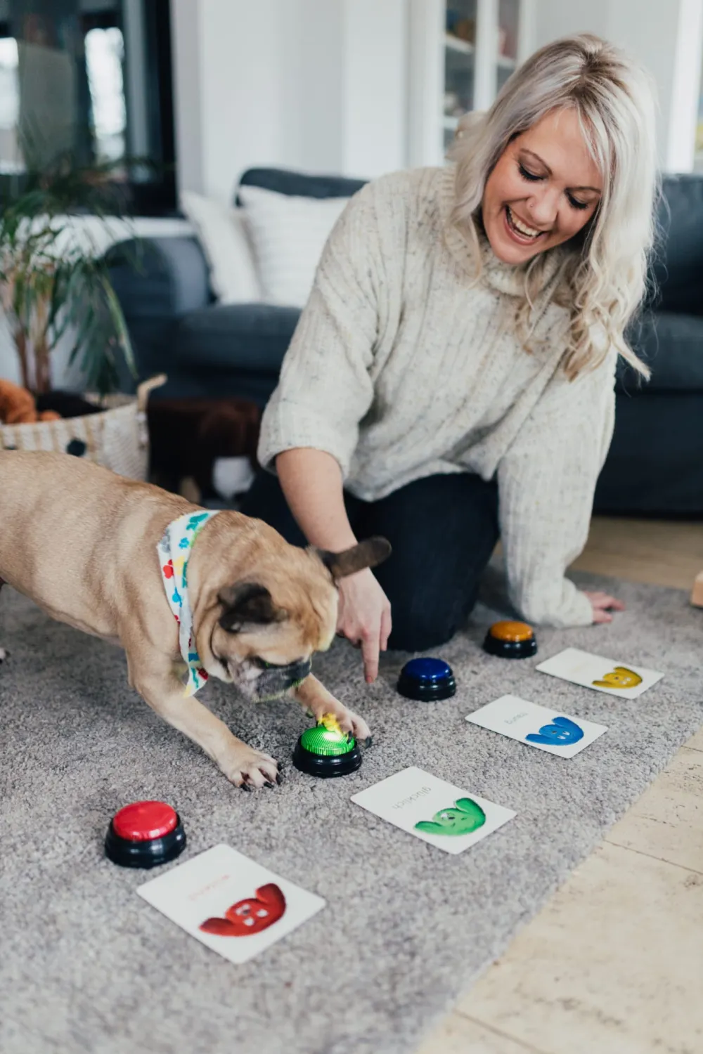 Lena Kuna-Schallenberg spielt mit Hunden